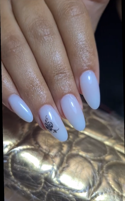 Unhas de gel brancas amendoadas com desenho de rosa