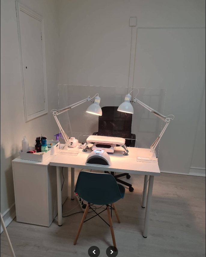 Espaço do gabinete de estética com posto de manicure